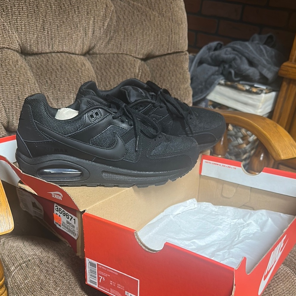 Nike Black Air Max Sneakers with Signature Cushioning